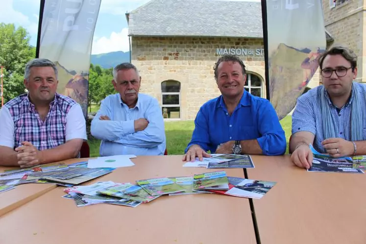 Philippe Fabre entouré des vice-présidents du syndicat mixte Philippe Maurs, Louis Chambon et ChristopheRaynal.