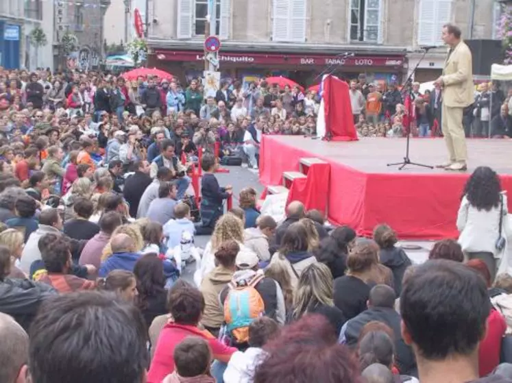 Le festival international de théâtre de rue d’Aurillac, c’est 100 000 personnes par jour, durant quatre jours, qui voient, font ou défont le spectacle.