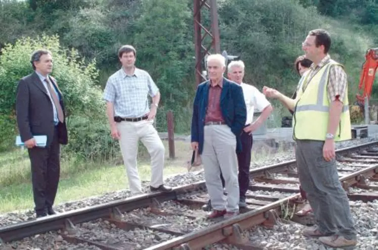 Entouré de plusieurs conseillers municipaux, Pierre Jarlier est venu découvrir le chantier de rénocation de la ligne ferroviaire.