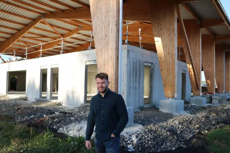 Manuel Estèves, directeur de la Cadac et la SA-TPA devant le futur bâtiment en construction à la sortie de Jussac.