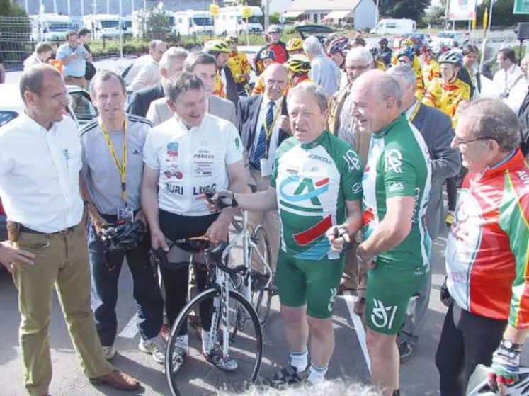 A 64 ans, René Souchon, président de la Région, n’a pas hésité à se mettre en tenue pour lancer la section cyclisme de l’Eplea d’Aurillac.