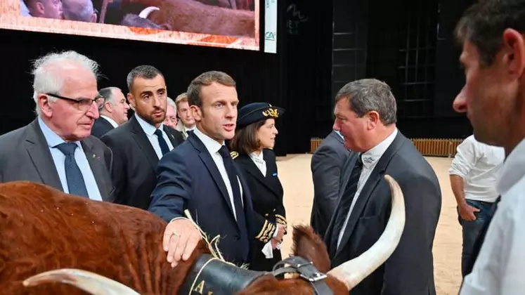 Emmanuel Macron, lors d’un passage impromptu au Zénith lors du concours salers.