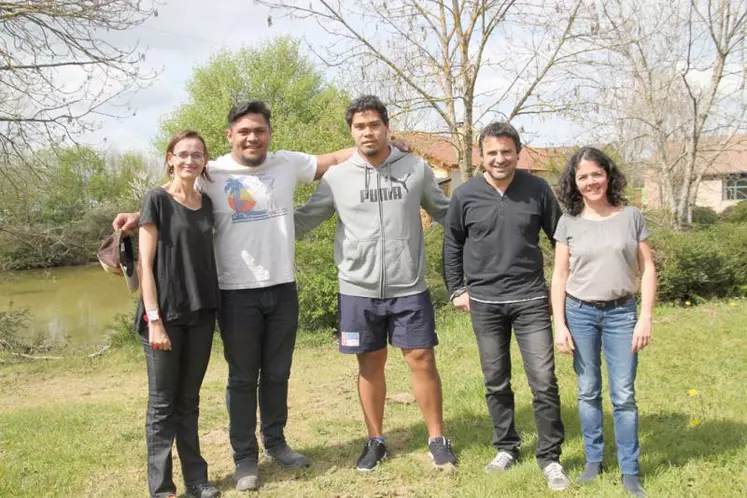 Toki Pilioko et Loïc Pakihivatau entourent Marie Onno, Céline Bouteille et Walter Olombel, du centre de formation omnisports.