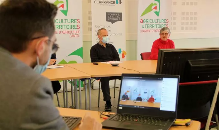 Les agriculteurs ont pu suivre en ligne la conférence donnée par le CERFrance Cantal et la Chambre d’agriculture. 