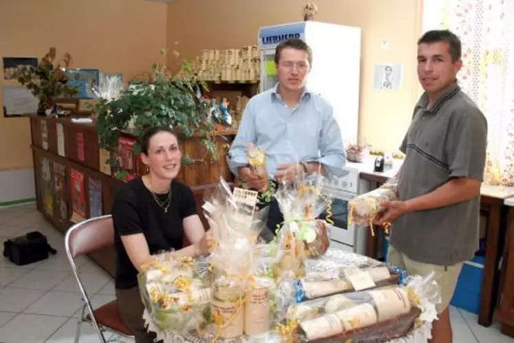 François-Xavier Montil, animateur de la Maac, aux côtés de Carine et Hervé Boudet, producteurs fermiers à Saint-Constant.