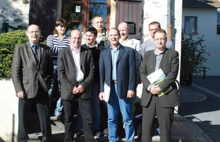 Les responsables de Cantal accueil aux côtés de ceux du territoire du pays de Maurs et l’Association pour le développement du pays d’Aurillac.