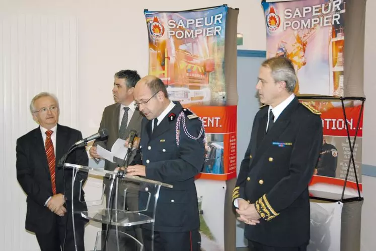 Le lieutenant-colonel Aigueparse, directeur du Sdis, entouré de son président, du président du Conseil général et du préfet.