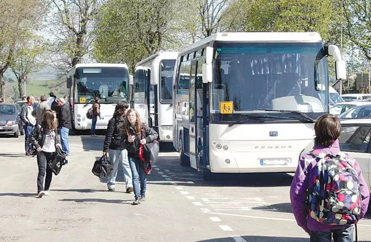 Les 2 750 écoliers habitant une commune sans école sont en moyenne à 9 minutes de la commune équipée la plus proche.