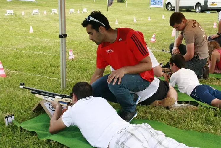 Le temps de quelques minutes, les Cantaliens ont pu profiter des conseils avisés de Martin Fourcade au tir couché.