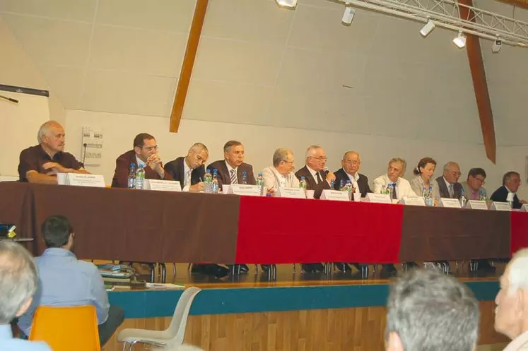 Les Régions, Départements et associations de communes d’Aveyron, du Cantal et de la Lozère réunis à Saint-Chély d’Aubrac.