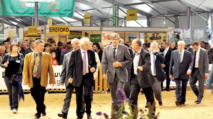 Le ministre de l’Agriculture a arpenté les allées du Sommet de l’élevage, guidé par les responsables de la profession agricole.