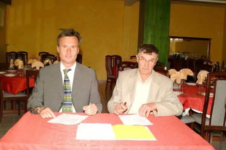 Serge Moly, président du Lial et Jean-Yves Perron, président du Cilal, ont signé vendredi les statuts d’Analysa.