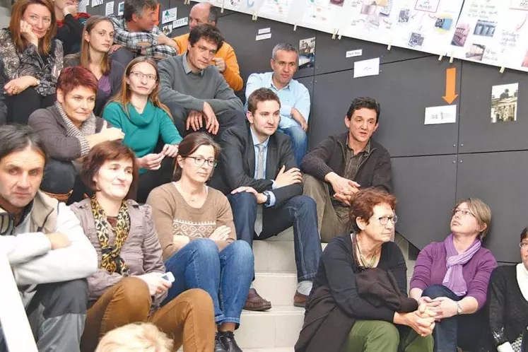 Les escaliers de l’Inra, transformés en amphithéâtre, le temps d’un débat autour du lait cru.