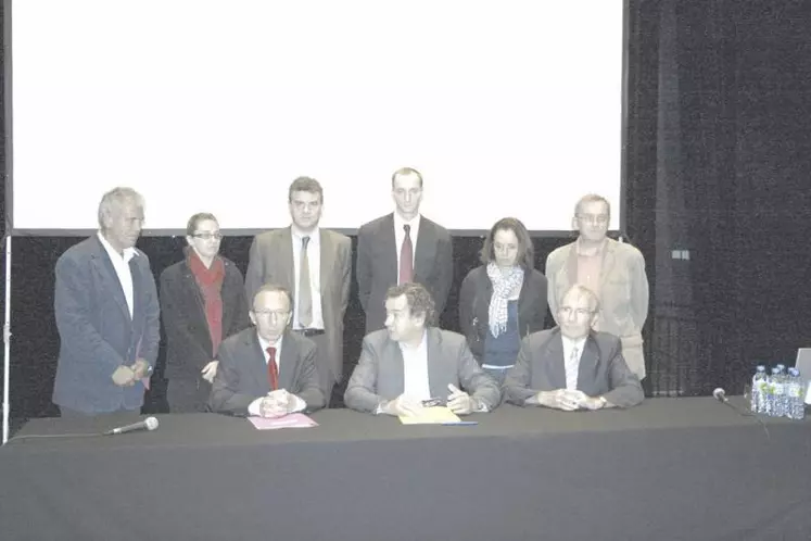 Pierre Jarlier, ainsi que les deux vice-présidents du Réseau de villes, Jean-Jacques Faucher, maire de Brioude, et Jacques Magne, maire d’Issoire à la signature de la convention.