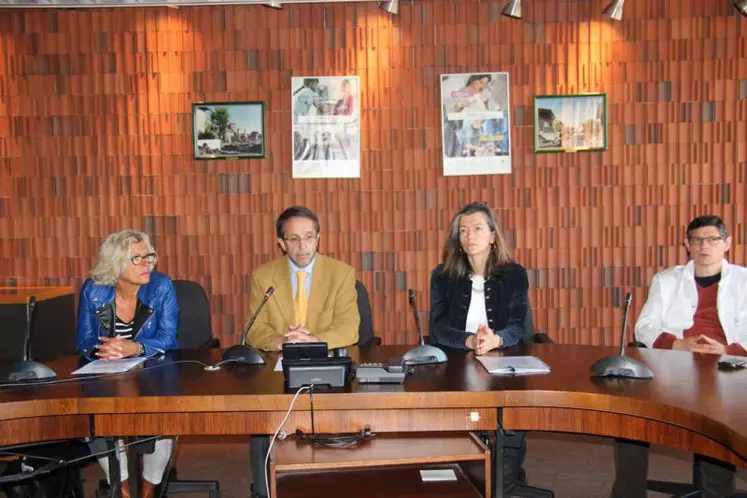 Yves-Jean Bignon entouré de Claire Laquet, du Dr Catherine Amalric, et du Dr Éric Fondrinier.