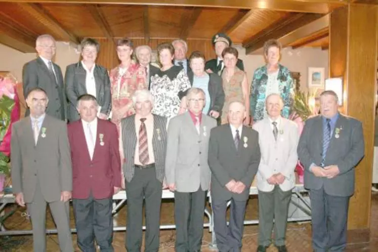 Les éleveurs distingués par le ministre de l’Agriculture (par arrêté de juillet 2006) ont reçu une médaille, vendredi 10 août à Neuvéglise.