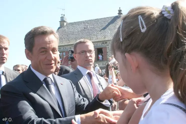 Un chef de l’État souriant et visiblement à l’aise sur cette terre rurale.