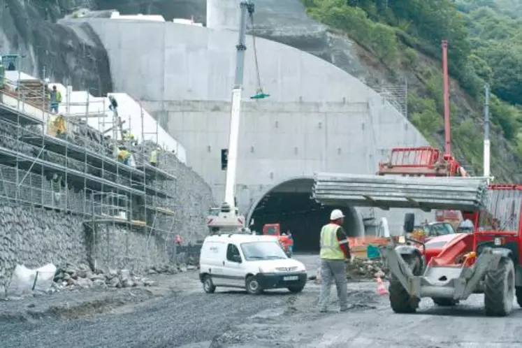 Les entreprises s’activent à chaque bout du tunnel pour terminer les aménagements.