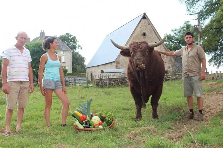 Jean-Pierre, Anaïs et Romain aux côtés de Portan qui semble apprécier les légumes frais...