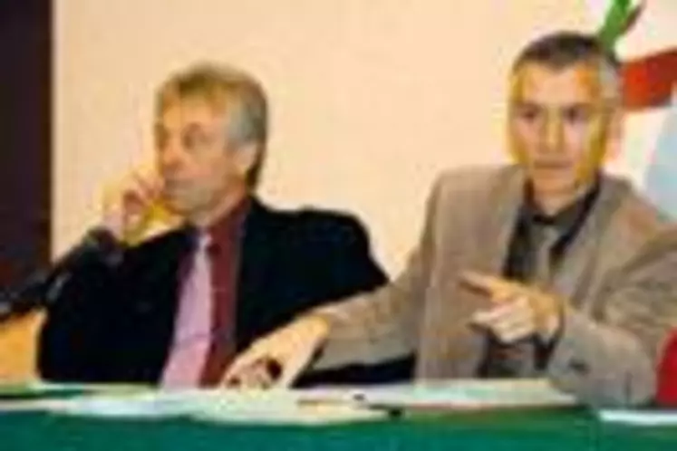Jean-Pierre Soularue, président des éleveurs du Pays Vert, et Xavier Bel, secrétaire général - production animale du groupe Altitude - ont fait le point avec les adhérents du Cantal.