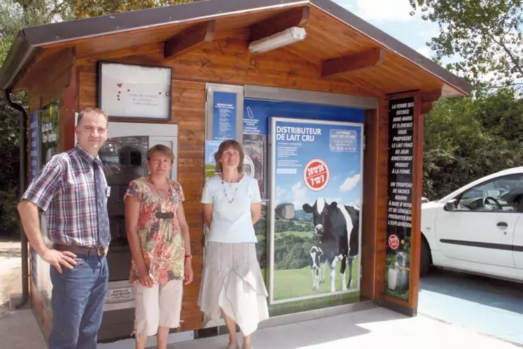 Le chalet distributeur sera mis en service demain par Florence (au centre) et Anne-Marie Lacoste, ici au côté de P. Bruel.