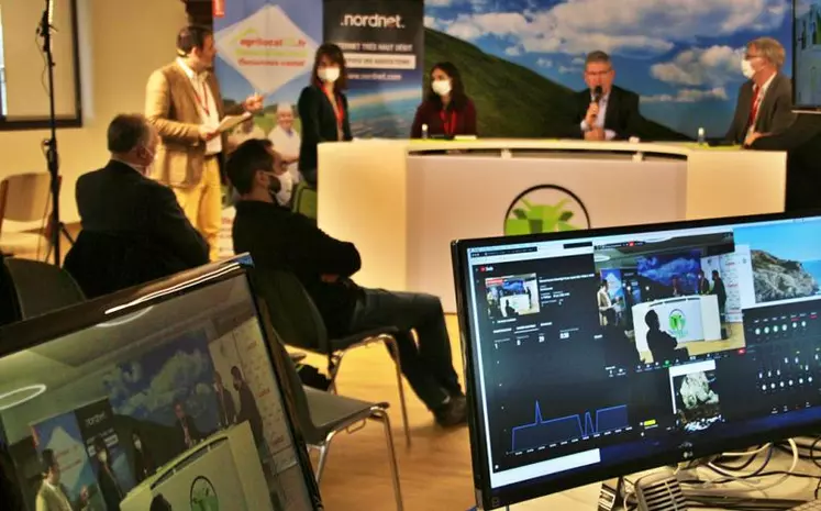 Une salle de l’Hôtel du département était aménagée en studio de télévision pour retransmettre sur Internet.