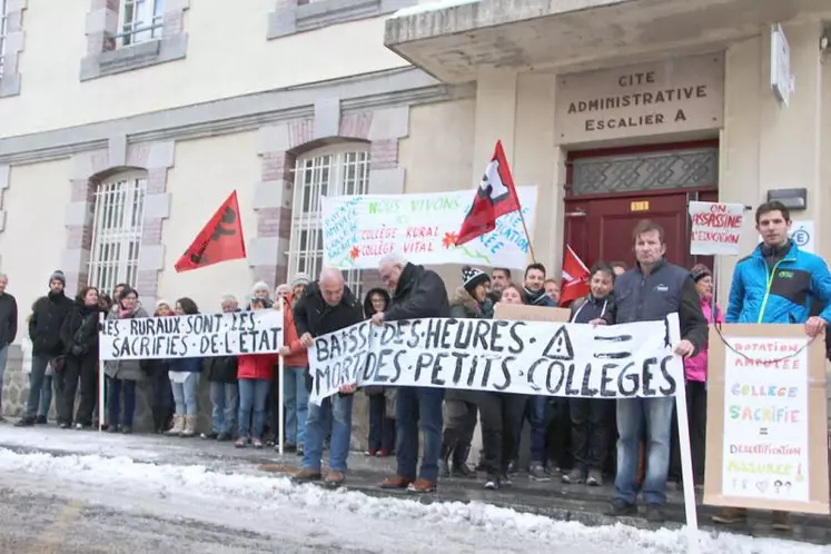 Manifestation devant l’Inspection académique, jeudi dernier.