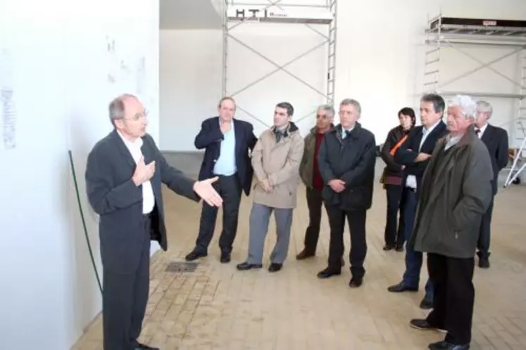 L’architecte du projet présente les nouveaux locaux aux élus et personnalités qui ont visité le chantier vendredi.