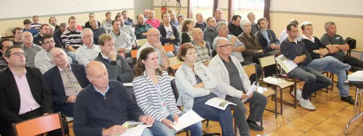 Témoignages de Cuma cantaliennes, sous l’oreille attentive de Daniel Petitjean, président de la FRCuma Auvergne-Rhône-Alpes.