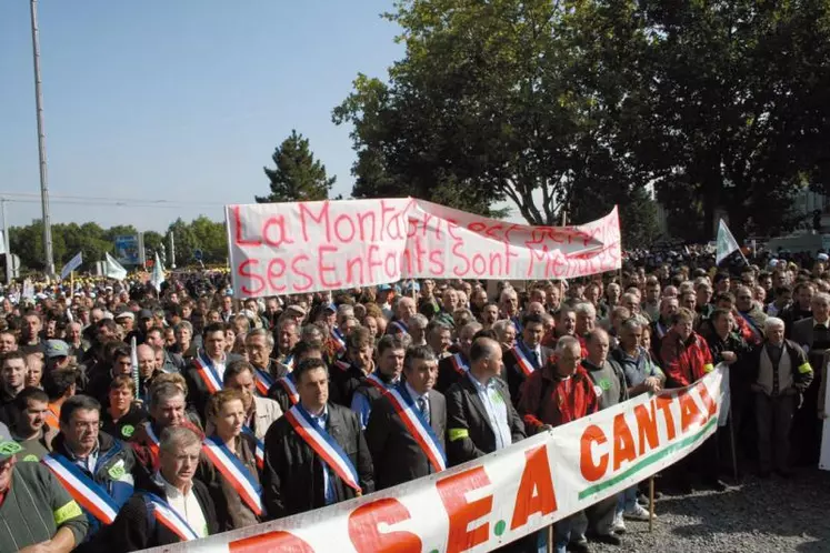 Forte mobilisation des Cantaliens (ils étaient 3 000) à Clermont, qui ont pris la tête de l’imposant cortège.