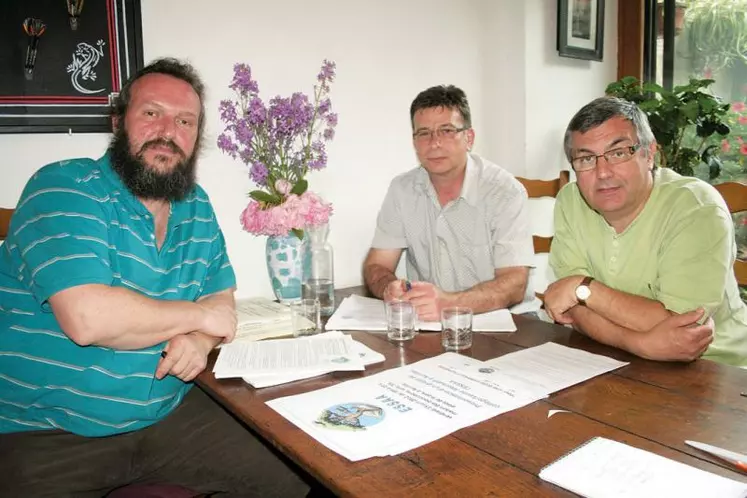 De gauche à droite : deux artisans de l’ESSAA, Cyril Raynard, professeur en arts plastiques, Martial Benoist d’Etiveaud, parent d’élève par ailleurs impliqué à la MFR de Marcolès, et Jean-Paul Peuch, président de la FCPE.