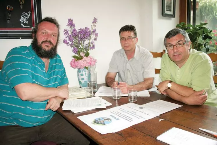 De gauche à droite : deux artisans de l’ESSAA, Cyril Raynard, professeur en arts plastiques, Martial Benoist d’Etiveaud, parent d’élève par ailleurs impliqué à la MFR de Marcolès, et Jean-Paul Peuch, président de la FCPE.