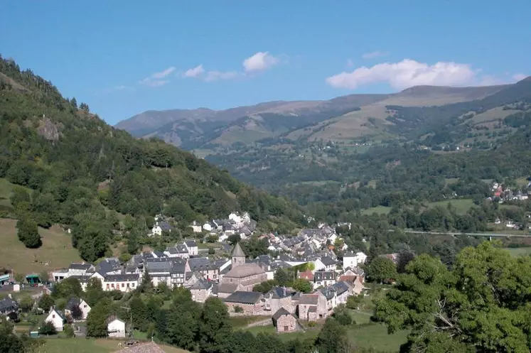 À l’image de la vallée de la Cère et du village de Thiézac, l’économie cantalienne repose sur son élevage, aujourd’hui menacé.