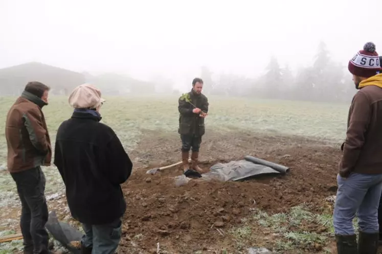 Pierre Bordage a conseillé les participants sur les principes d'une plantation de haie réussie.