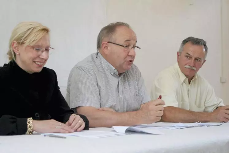 La directrice, Mme Visone, le président M. Caldayroux et le maire de Parlan, M. Teyssedou, lors de l’assemblée du 26 juillet.