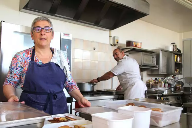 En cuisine, Hélène et Henri s'affairent : chaque jour, ils préparent des plateaux repas à emporter.