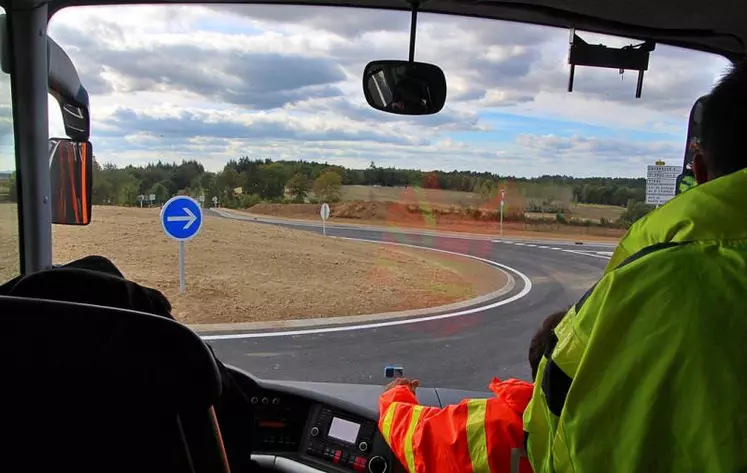 Les élus relèvent l'ambiguïté de travaux, projets et études qui se poursuivent sur la RN122, à l'heure où l'État songe sérieusement à confier les routes nationales aux Départements et/ou Régions.