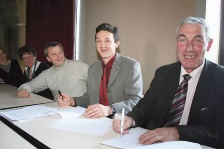 André Janot de la caisse départementale CA, et Patrice Chassard, du pôle fromager AOC du Massif central, ont signé une convention.