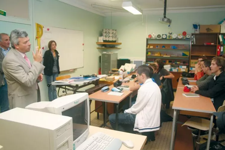 Le nouvel inspecteur a effectué sa rentrée au collège de Saint-Mamet, avant de visiter le lendemain une école d’Aurillac.