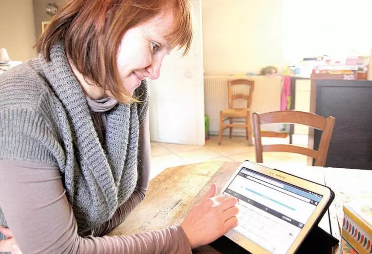 Avec Selso, Béatrice Bromet réalise ici une déclaration de naissance depuis chez elle, sur sa tablette tactile.