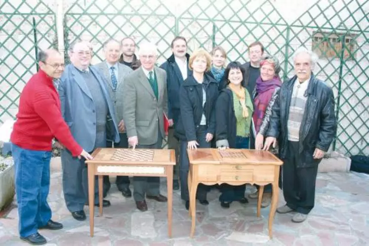 Les acteurs de la filière bois réunis pour le lancement du concours : les lauréats recevront des meubles en bois réalisés par les élèves du lycée professionnel Joseph-Constant de Murat.