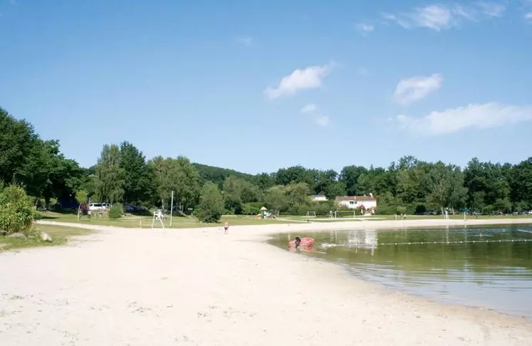 La plage de Rénac reste déserte malgré le retour du soleil.