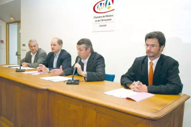 Philippe Saigne-Vialleix (à droite) vient de présenter les résultats de l’étude aux présidents des trois chambres consulaires.
