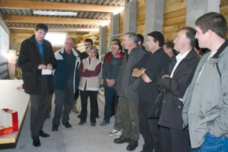 Le président de la FNP, Jean-Michel Serres, a rencontré les éleveurs et responsables syndicaux au Fau de Ladinhac, au Gaec Cantarel.