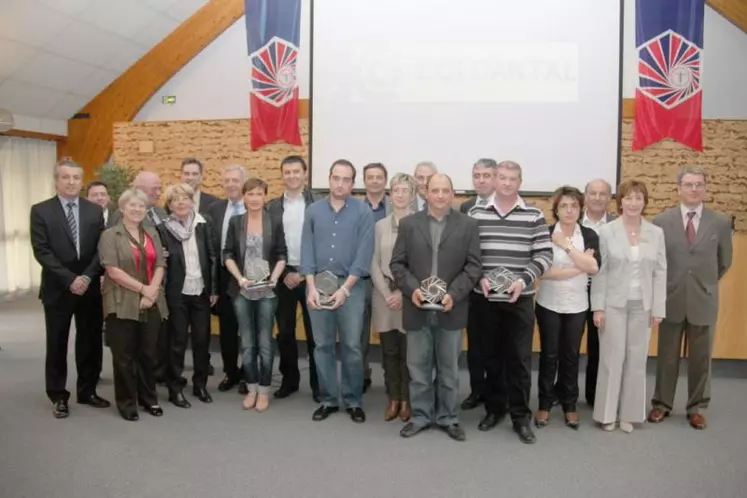 Les lauréats entourés des partenaires, lors de la remise des prix, le 18avril à la CCI du Cantal.