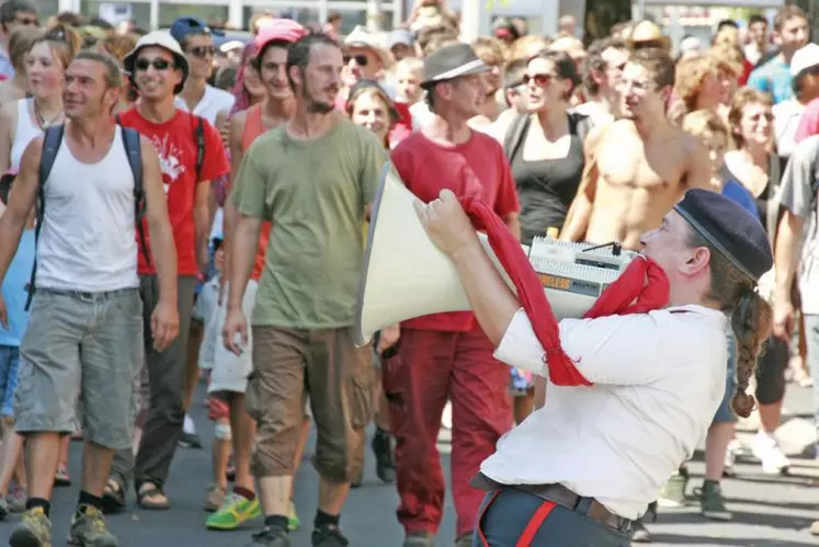 Les arts de la rue, c’est une question de goût... mais cela attire chaque année 100 000 personnes sur Aurillac. (photo d’archives)