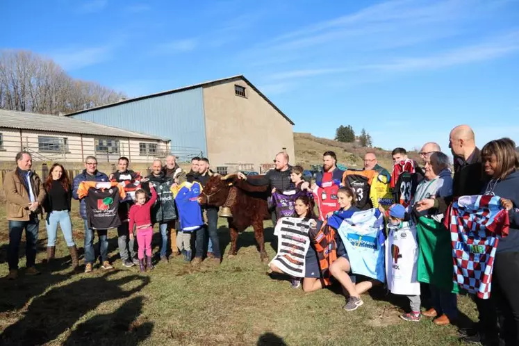 L'intégralité des clubs du Puy-de-Dôme et du Cantal ont doté la tombola d'un maillot.