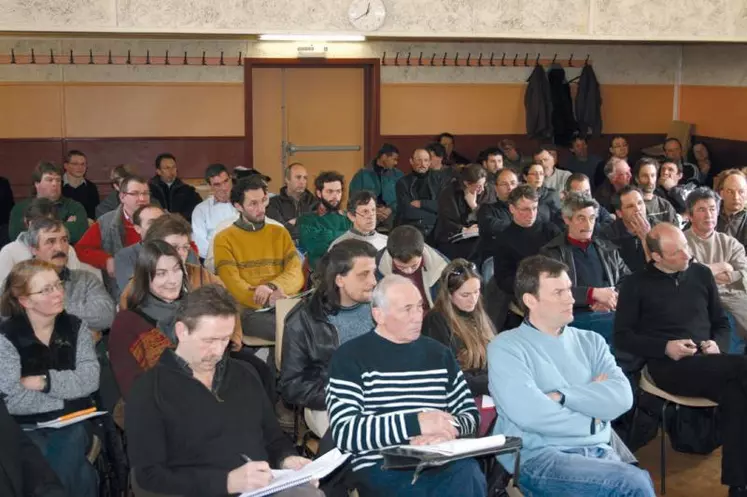 Les participants ont écouté attentivement les données concernant l’agriculture biologique.