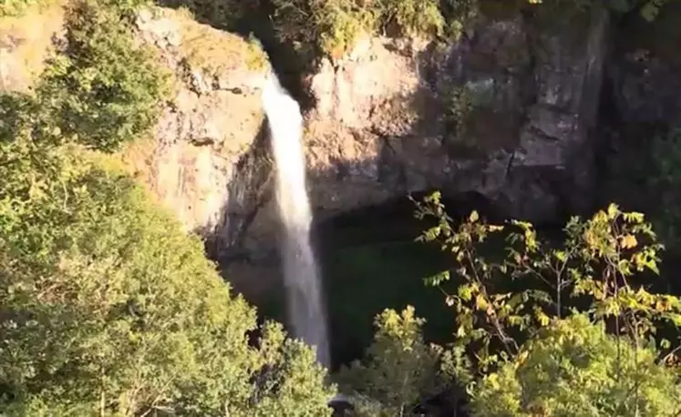 La cascade de Salins sous le soleil d'automne.