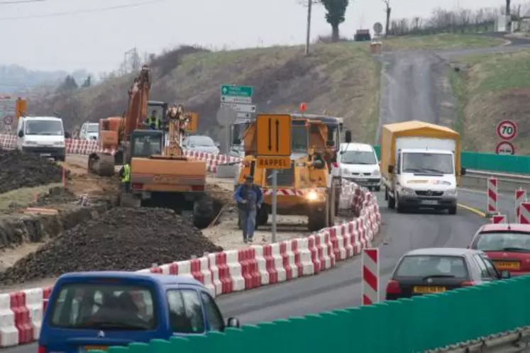 Travaux à la sortie d’Aurillac sur la RD 120, qui va être modernisée de bout en bout.